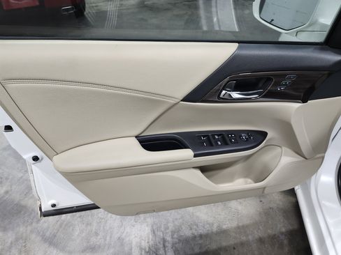 Used 2017 Honda Accord EX-L image 25