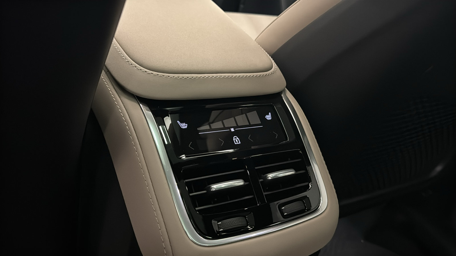 New 2027 Volvo XC90 T8 Plus AWD/4WD image 28