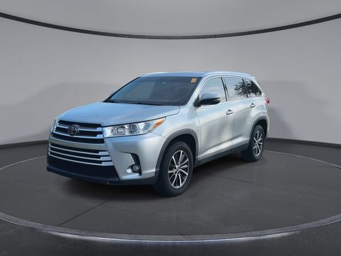 Used 2019 Toyota Highlander XLE FWD image 4