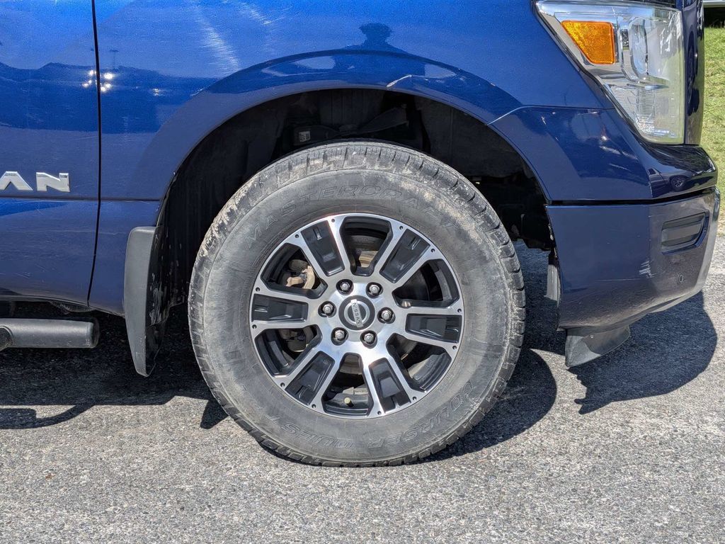 Used 2021 Nissan Titan SV w/ SV Convenience Package AWD/4WD image 10