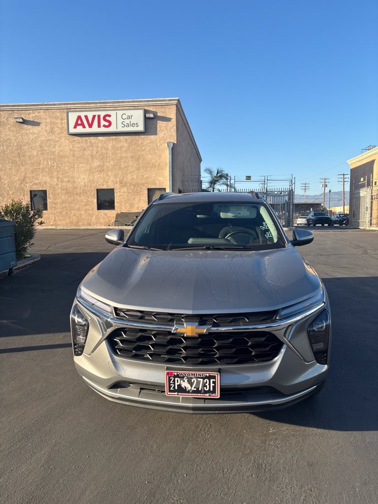 Used 2025 Chevrolet Trax LT w/ LT Convenience Package FWD image 2