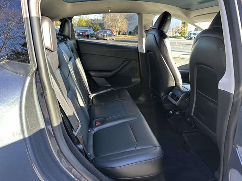 Used 2022 Tesla Model Y Long Range image 12