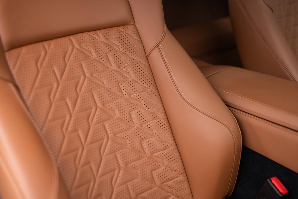 Used 2025 Aston Martin Vanquish RWD image 42