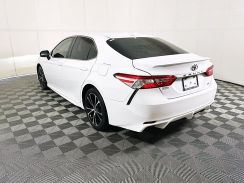 Used 2020 Toyota Camry SE FWD image 5