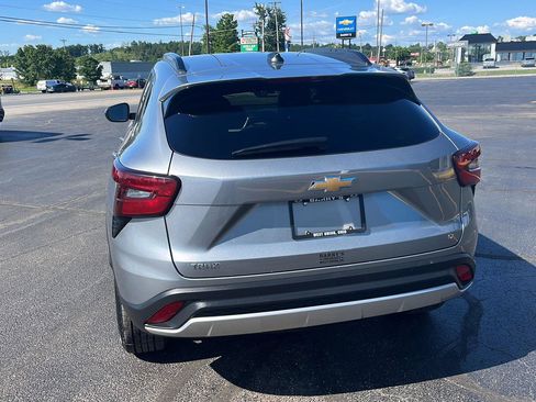 Used 2025 Chevrolet Trax LT w/ LT Convenience Package FWD image 4