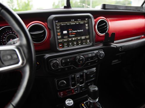Used 2022 Jeep Gladiator Rubicon w/ Cold Weather Group AWD/4WD image 17