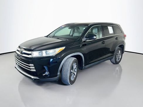 Used 2019 Toyota Highlander XLE FWD image 4