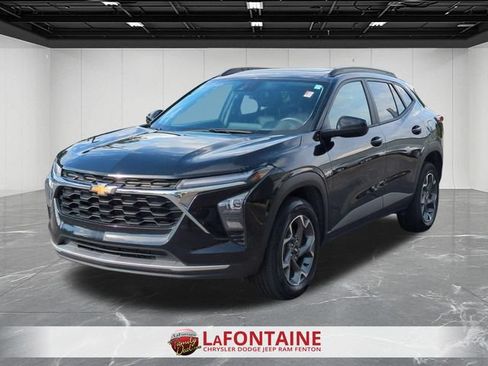 Used 2024 Chevrolet Trax LT w/ Sunroof Package FWD image 1