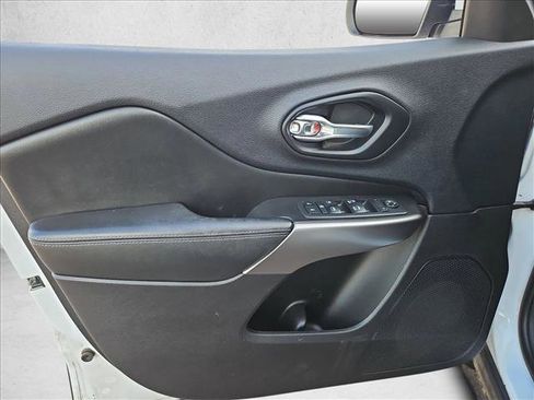 Used 2019 Jeep Cherokee Latitude Plus w/ Cold Weather Group image 10