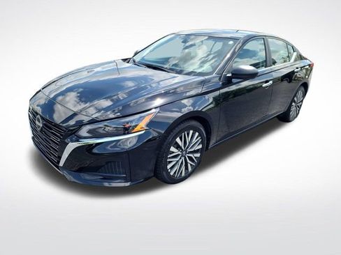 Used 2025 Nissan Altima 2.5 SV image 1