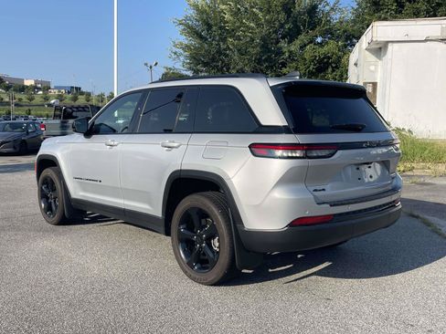 Used 2025 Jeep Grand Cherokee Altitude AWD/4WD image 5