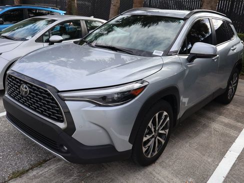 Used 2023 Toyota Corolla Cross XLE w/ Convenience Package FWD image 2