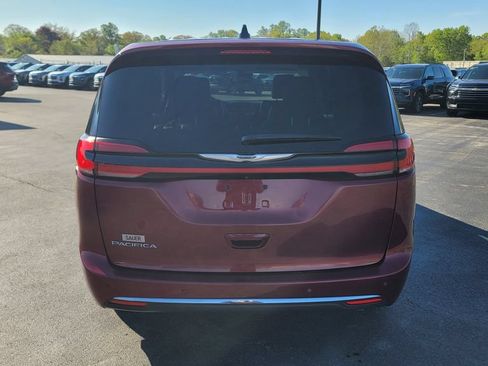 Used 2023 Chrysler Pacifica Touring-L FWD image 10