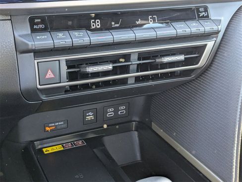 Used 2025 Toyota Camry SE image 31