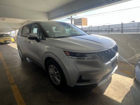 Used 2022 Kia Carnival LX image 1