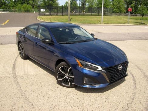 Used 2024 Nissan Altima 2.5 SR FWD image 2