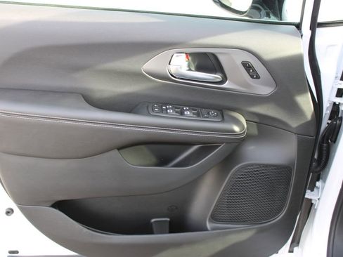 New 2026 Chrysler Pacifica Select image 33