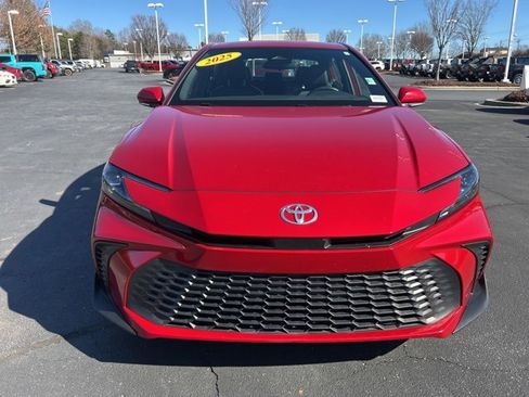 Used 2025 Toyota Camry SE image 2