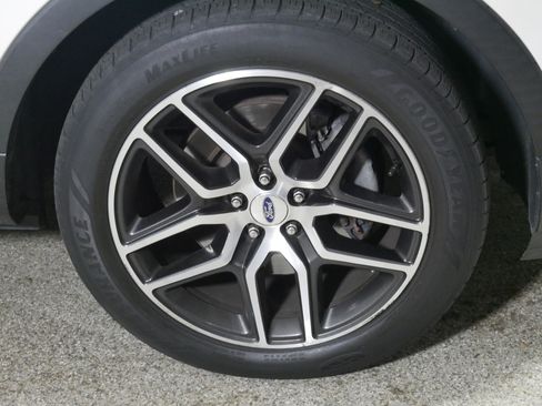 Used 2019 Ford Explorer Sport w/ Ford Safe & Smart Package AWD/4WD image 15
