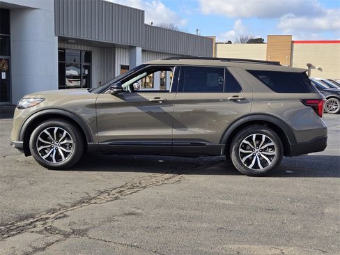 New 2026 Ford Explorer ST-Line image 3