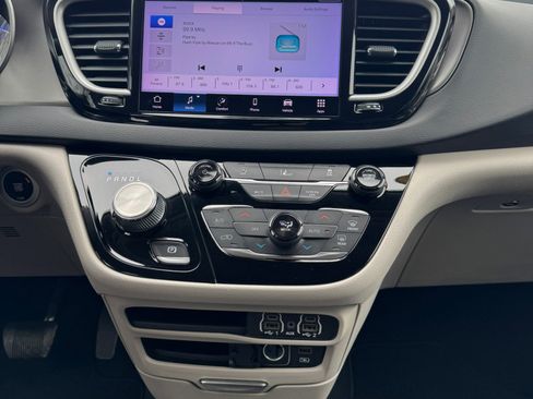 Used 2022 Chrysler Pacifica Touring-L FWD image 16
