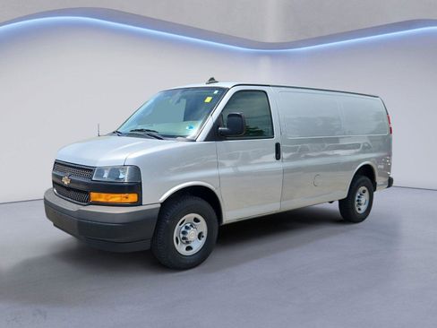 Used 2018 Chevrolet Express 2500 w/ Driver Convenience Package RWD image 7