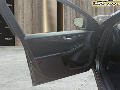 Used 2020 Ford Escape Titanium image 25