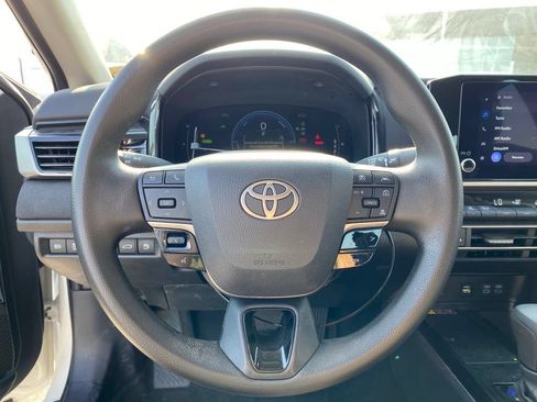 Used 2025 Toyota Camry LE FWD image 5