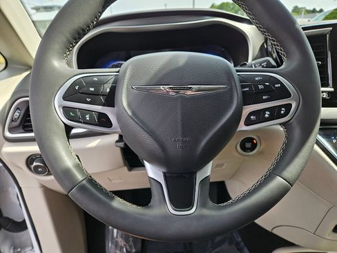 Used 2024 Chrysler Pacifica Touring-L FWD image 20