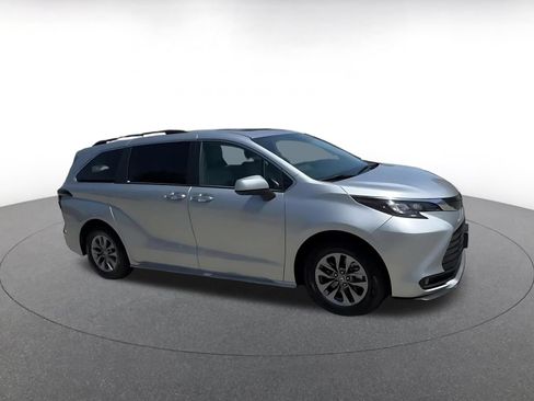Used 2025 Toyota Sienna XLE FWD image 2