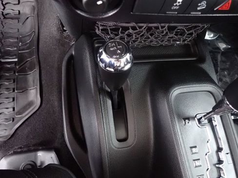 Used 2016 Jeep Wrangler Unlimited Sahara w/ Connectivity Group AWD/4WD image 5