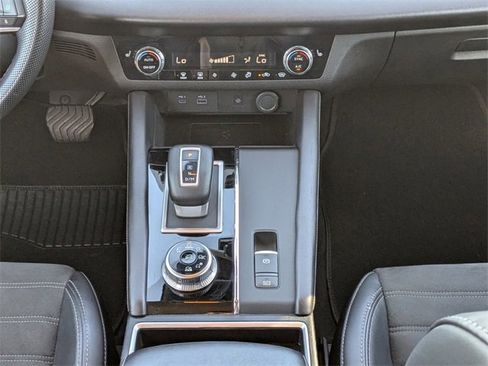 Used 2024 Mitsubishi Outlander SE image 18