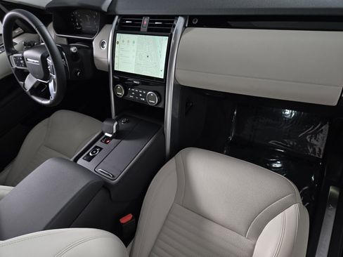 Used 2025 Land Rover Discovery S image 21