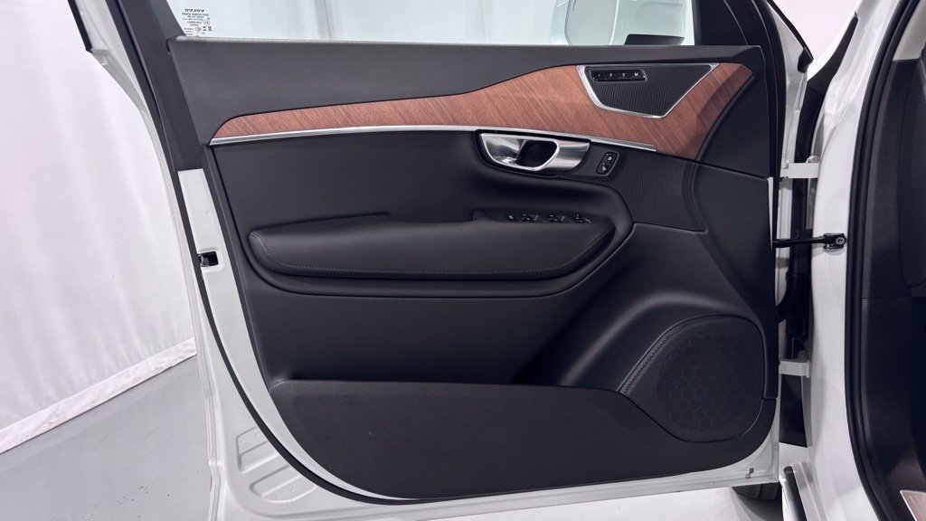 Certified 2025 Volvo XC90 T8 Plus w/ Protection Package Premier AWD/4WD image 16