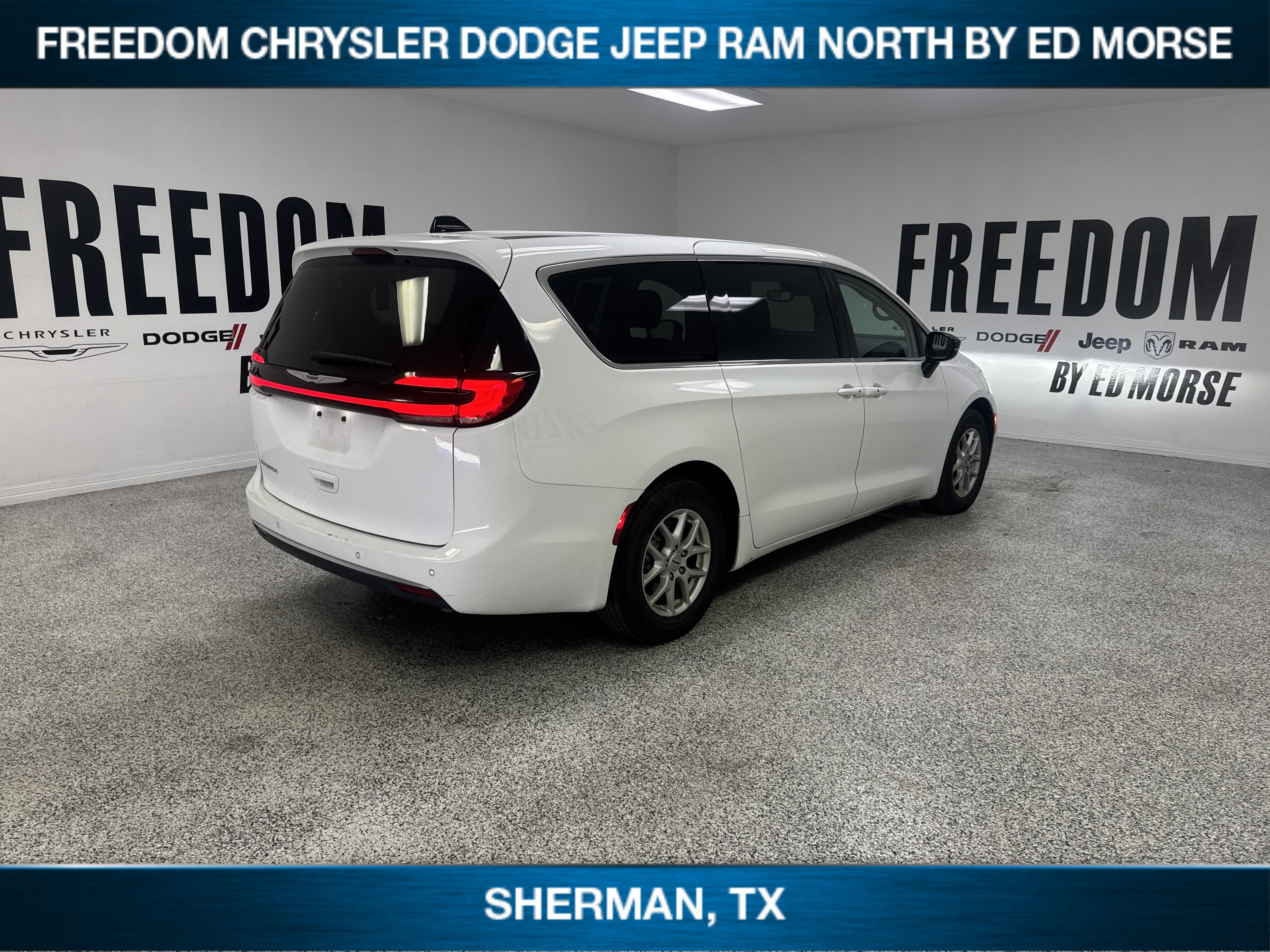 Used 2024 Chrysler Pacifica Touring-L FWD image 4
