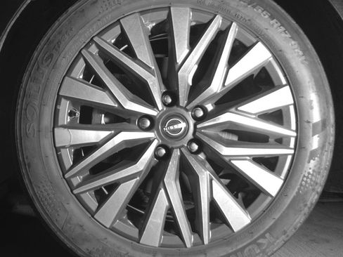 Used 2025 Nissan Altima 2.5 SV FWD image 12