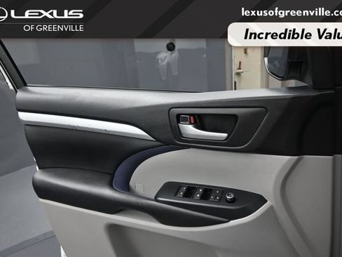 Used 2019 Toyota Highlander XLE AWD/4WD image 19