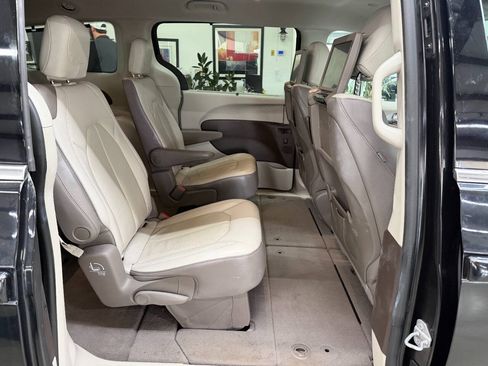 Used 2017 Chrysler Pacifica Touring-L Plus w/ Advanced Safetytec Group FWD image 14
