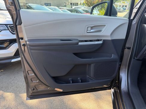 Used 2024 Toyota Sienna XLE FWD image 15