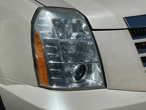 Used 2011 Cadillac Escalade 2WD image 14