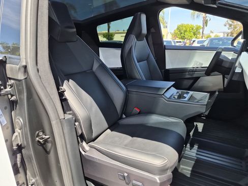 Used 2024 Tesla Cybertruck Cyberbeast AWD/4WD image 29