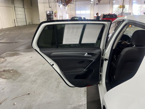 Used 2019 Volkswagen Golf S FWD image 23