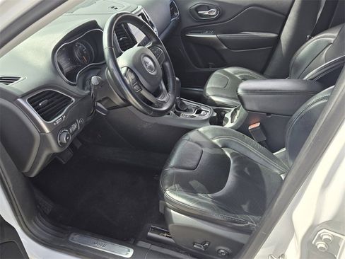 Used 2019 Jeep Cherokee Limited image 12