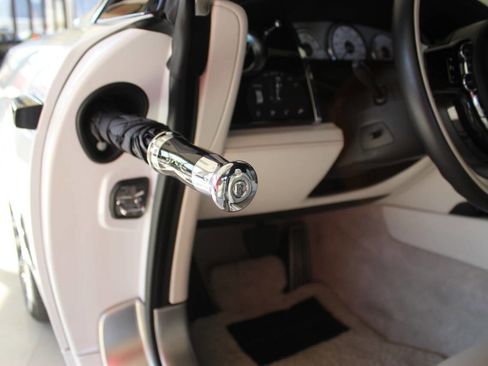 Used 2019 Rolls-Royce Dawn RWD image 28