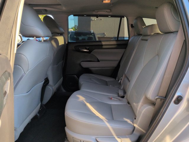 Used 2021 Toyota Highlander XLE FWD image 14