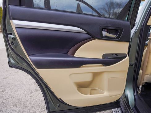 Used 2019 Toyota Highlander XLE w/ Carpet Mat Package (TMS) AWD/4WD image 26