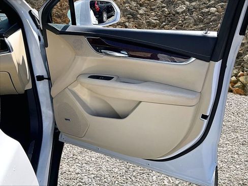 Used 2017 Cadillac XT5 Luxury w/ Driver Awareness Package AWD/4WD image 22