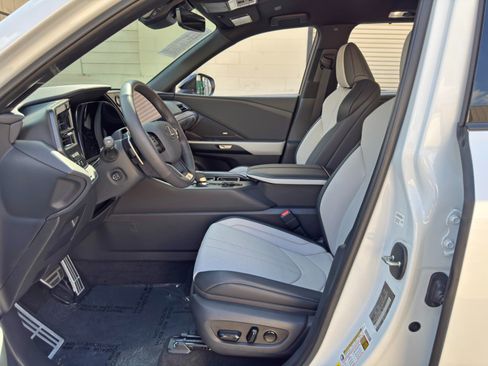 Used 2026 Lexus TX 500h AWD w/ Technology Package image 16