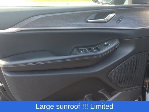 Certified 2024 Jeep Grand Cherokee Limited w/ Black Appearance Package AWD/4WD image 8