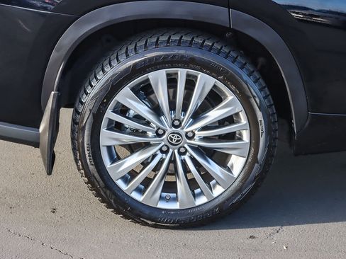 Used 2024 Toyota Highlander Platinum image 10